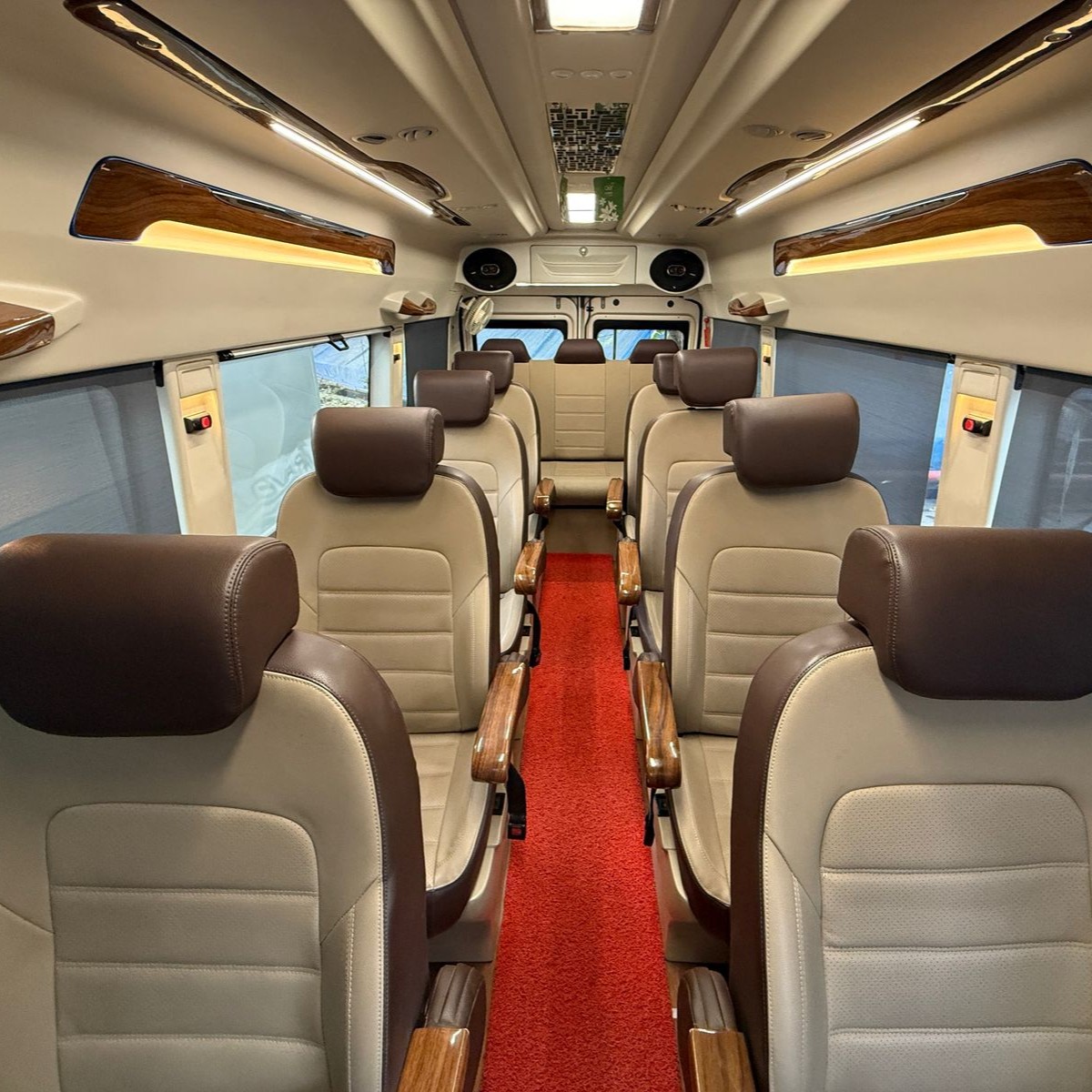 12 Seater Maharaja Tempo Traveller Dehradun